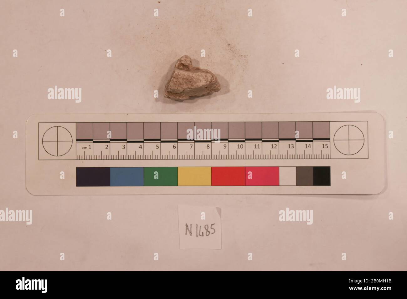 Fragment, wahrscheinlich 8. Bis 12. Jahrhundert, Im Iran Ausgegraben, Nishapur, Stuck; geschnitzt, bemalt, L 3 x B 3 x H 2, Stuck Stockfoto