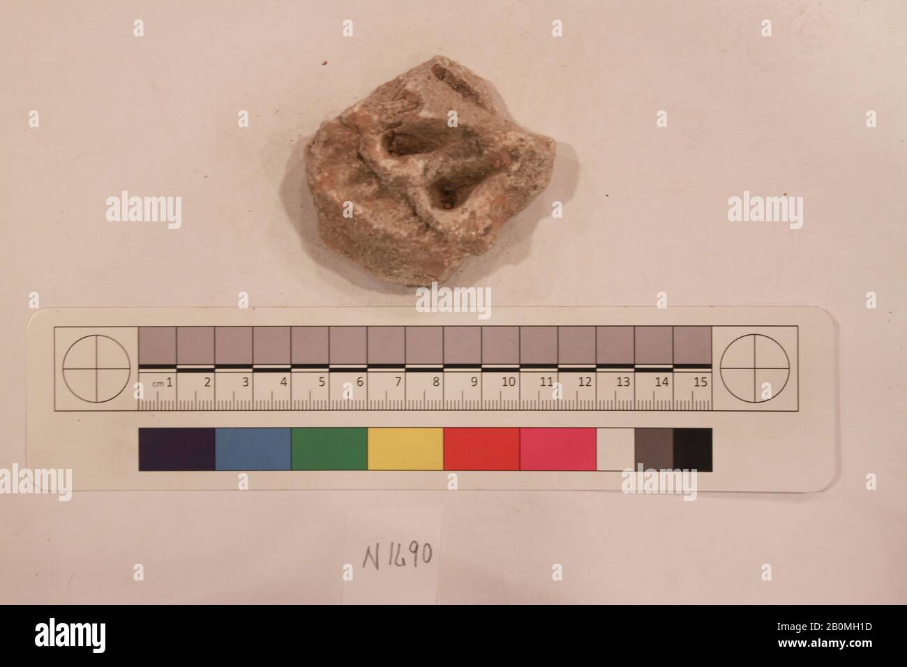 Fragment, wahrscheinlich 8. Bis 12. Jahrhundert, Im Iran Ausgegraben, Nishapur, Stuck; geschnitzt, bemalt, L 6x W4,5 x H2,5, Stuck Stockfoto