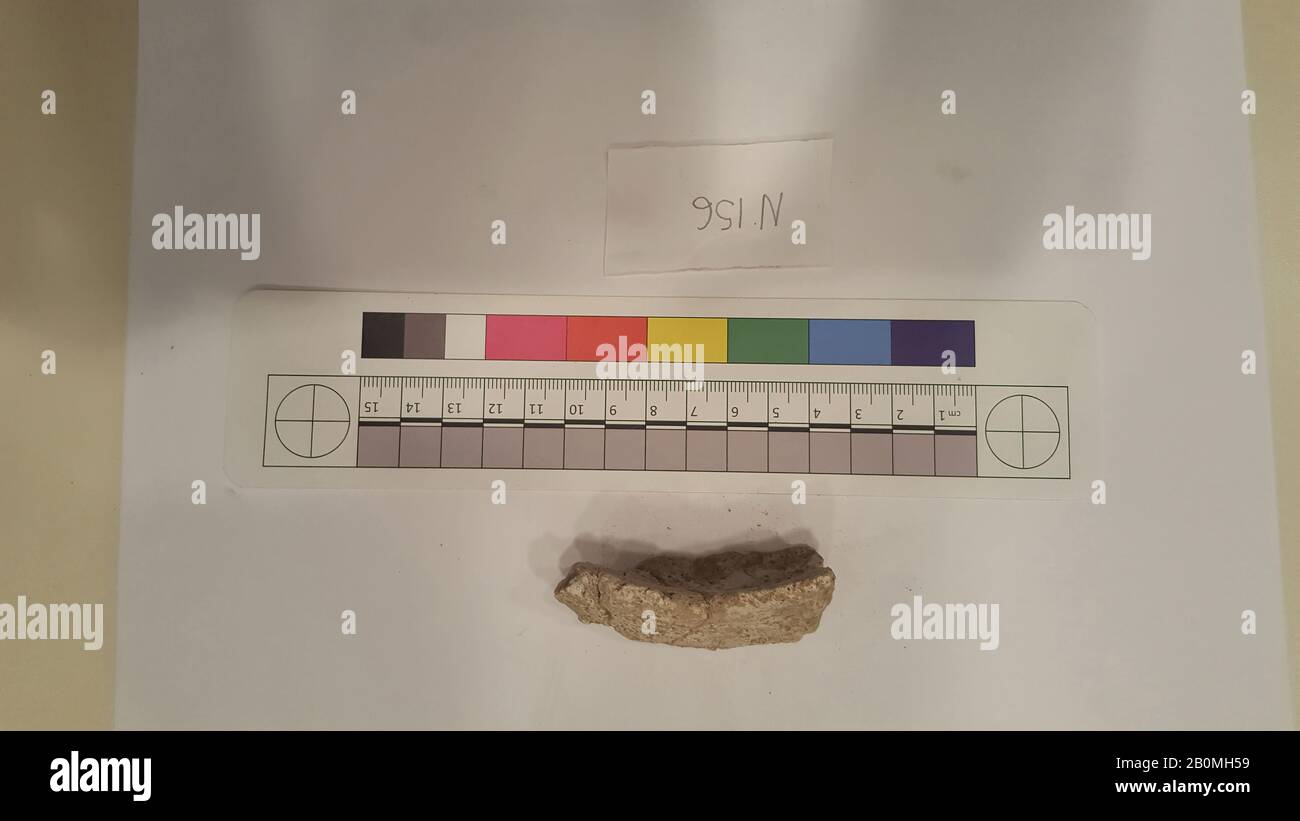 Fragment, wahrscheinlich 8. Bis 12. Jahrhundert, Im Iran Ausgegraben, Nishapur, Stuck; geschnitzt, L 6,5 cm x B 2 x H 3, Stuck Stockfoto