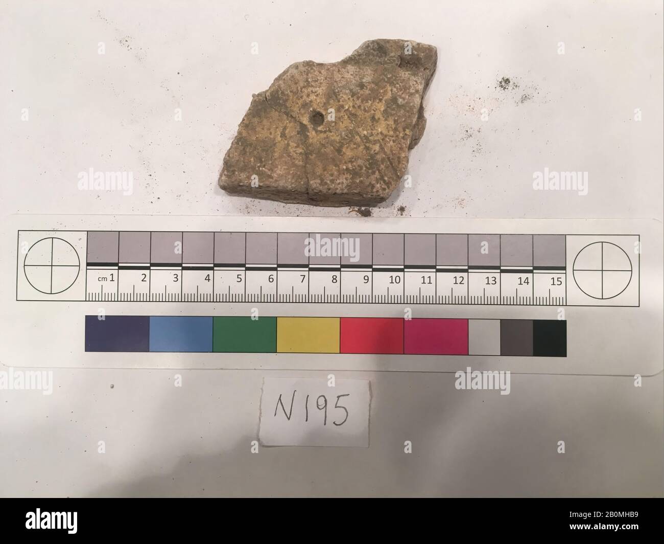Fragment, wahrscheinlich 8. Bis 12. Jahrhundert, Im Iran Ausgegraben, Nishapur, Stuck; geschnitzt, bemalt, L 6,5 cm x B 5 x H1,5, Stuck Stockfoto