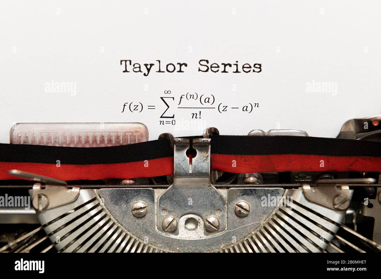 Vorderansicht der mathematischen Formel der Taylor Serie auf Papier mit alter Schreibmaschine Stockfoto