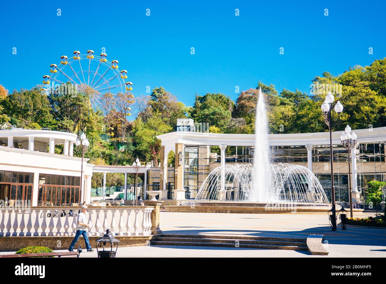 Kislowodsk, RUSSLAND - SEPTEMBER 2019 Brunnen in der Narzan-Galerie in der Stadt Kislowodsk. Stockfoto