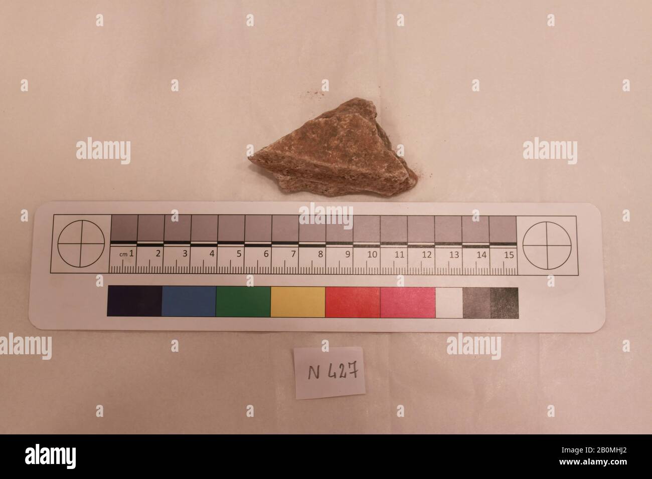 Fragment, wahrscheinlich 8. Bis 12. Jahrhundert, Im Iran Ausgegraben, Nishapur, Stuck; geschnitzt; bemalt, L 6 cm x B 4 x H2, Stuck Stockfoto