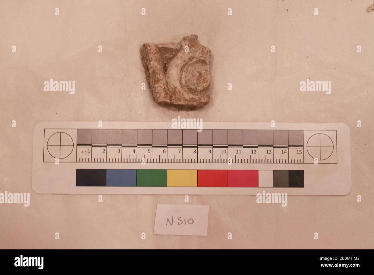 Fragment, wahrscheinlich 8. Bis 12. Jahrhundert, Im Iran Ausgegraben, Nishapur, Stuck; geschnitzt, L 5 cm x W4,5 x H 2, Stuck Stockfoto