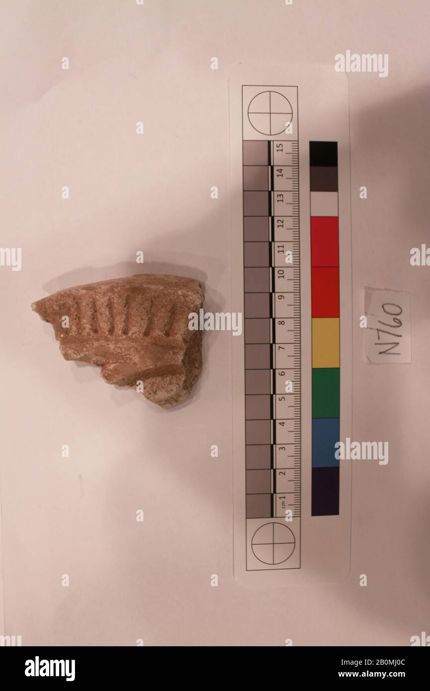 Fragment, wahrscheinlich 8. Bis 12. Jahrhundert, Im Iran Ausgegraben, Nishapur, Stuck; geschnitzt, L 6,5 cm x B 5 x H 2, Stuck Stockfoto