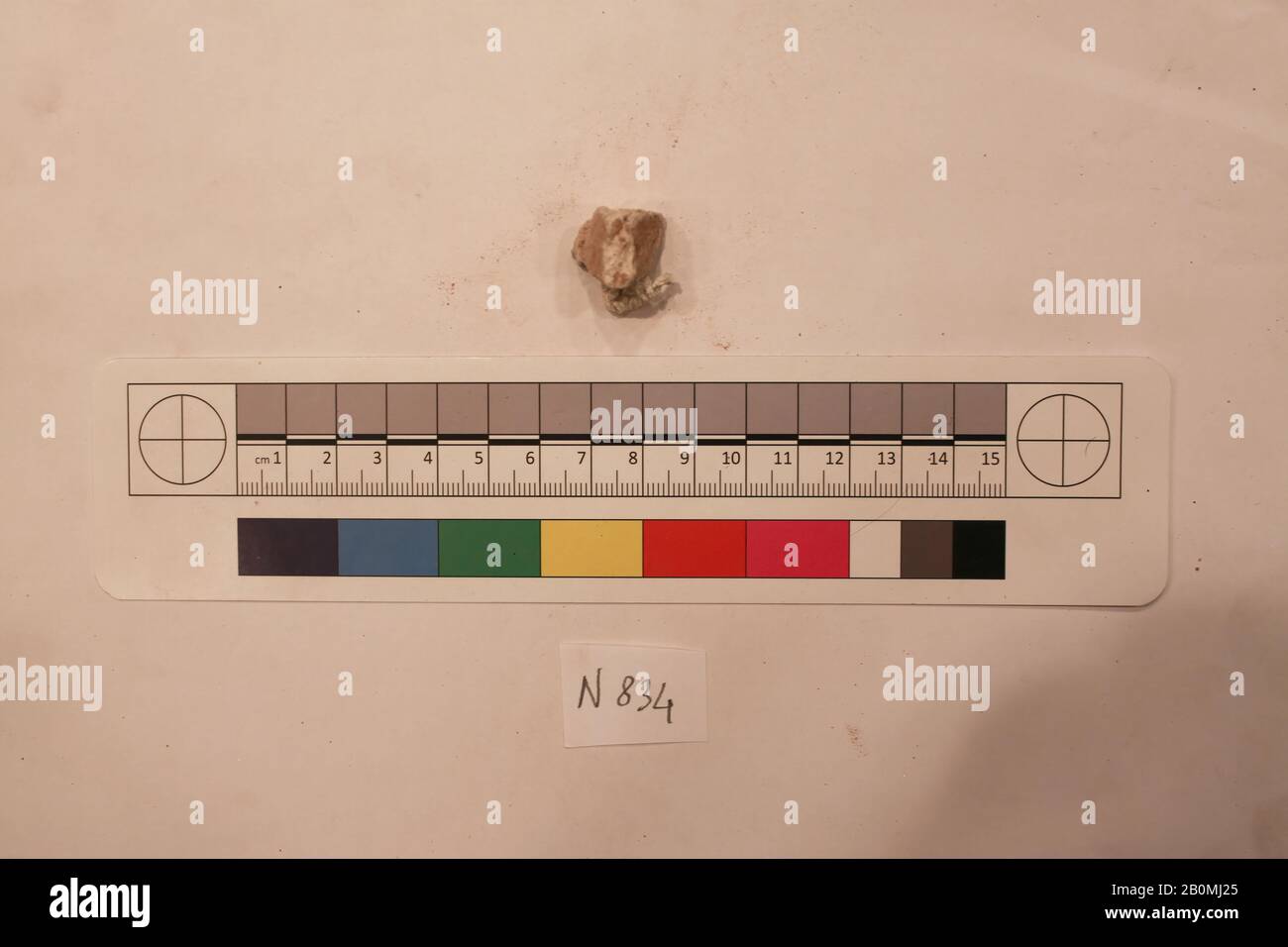 Fragment, wahrscheinlich 8. Bis 12. Jahrhundert, Im Iran Ausgegraben, Nishapur, Stuck; geschnitzt, L 1 cm x B 1,5 x H 1,5, Stuck Stockfoto