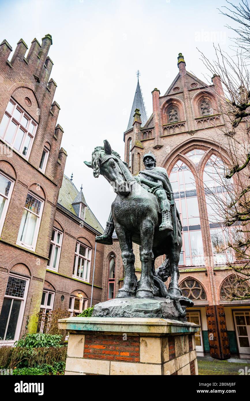 Niederlande - 6. Januar 2020. Die alte neogotische Kirche Martinuskerk wurde zum Wohnen neu erbaut Stockfoto