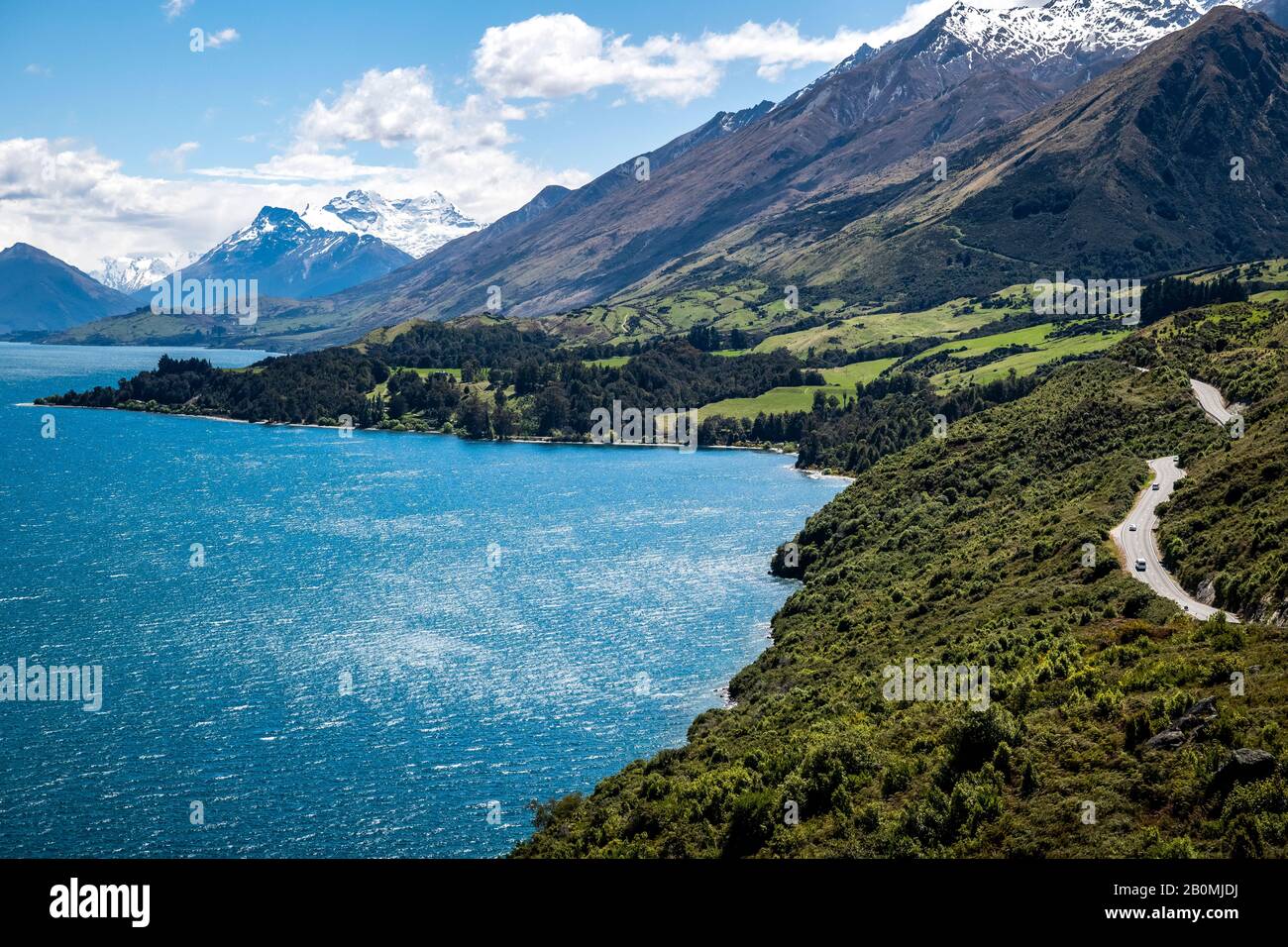 Landschaftlich schöne Bauernhöfe, verschneite Berge, Straßen- und Seenlandschaft in Neuseeland Stockfoto