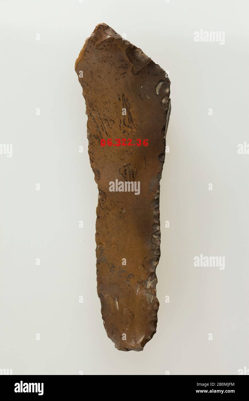 Retuschierte Klinge, untere Altsteinzeit (?), Datum ca. 300.000-90.000 v. Chr., Aus Ägypten, Oberägypten, Theben, Libysche Wüste, Flint, L. 12,4 × W. 3,5 × Th. 1,5 cm, Wt. 70,4 g (4 7/8 × 1 3/8 × 9/16 in., 2,483oz Stockfoto