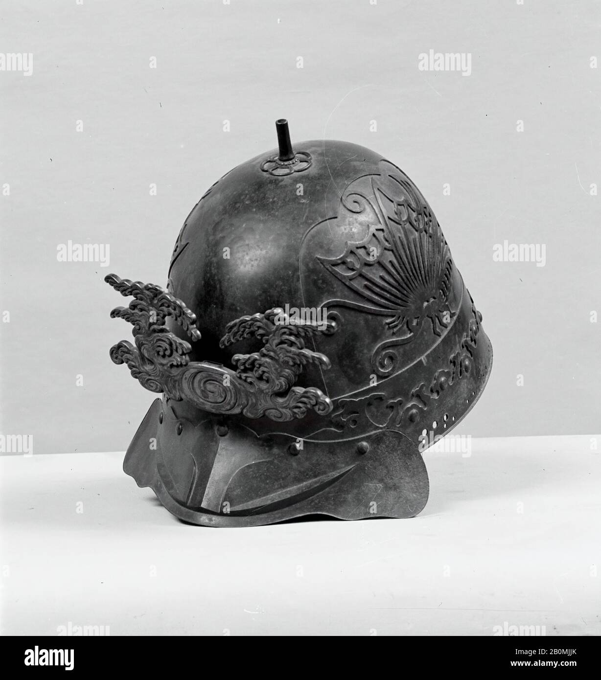 Helm (Hachi), Japanisch, 19. Jahrhundert, Japanisch, Eisen, Lack, 8 3/4 Zoll (22,2 cm); 11 1/2 Zoll (29,2 cm), Helme Stockfoto