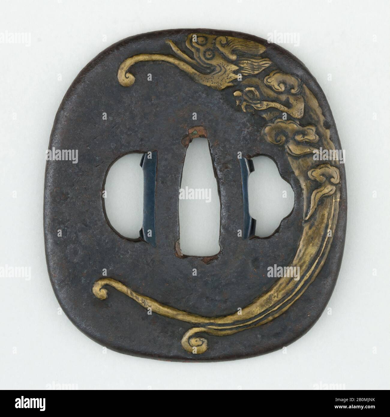 Schwertschutz (Tsuba), Japanisch, 17. Jahrhundert, Japanisch, Eisen, Bronze, Kupfer, H. 2 13 / 16 Zoll (7,1 cm); W. 2 9/16 Zoll (6,5 cm); Stärke 3/16 Zoll (0,5 cm); Wt. 4,5 oz (127,6 g), Schwert Furniture-Tsuba Stockfoto