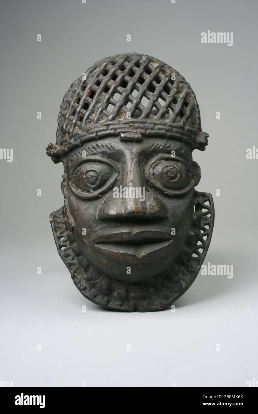 Hüftornament: Gesicht, Edo-Völker, Nigeria, Gerichtshof von Benin, Edo Peoples, Messing (Besetzung), Höhe 6-3/8 Zoll, Metallornamente Stockfoto