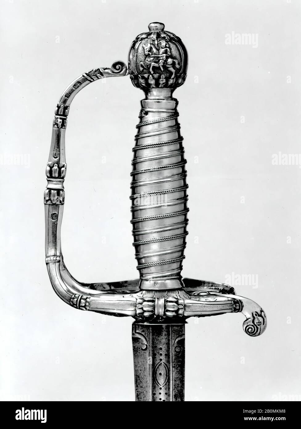 IW, Smallsword, Britisch, London, IW, gekennzeichnet für 1683-84, London, Britisch, London, Stahl, Silber, 39 5/8 Zoll. (100,5 cm); L. von Klinge 33 1/4 Zoll (84,5 cm); Wt. 2 lb. 4 oz. (1021 g), Schwerter Stockfoto