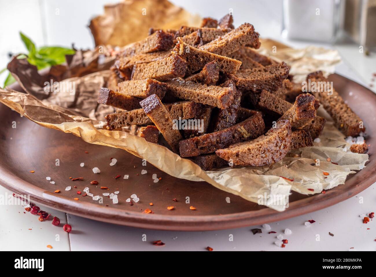 Roggenbrot Croutons auf einem Teller, Vorspeise für Salate, Suppen oder Bier Stockfoto