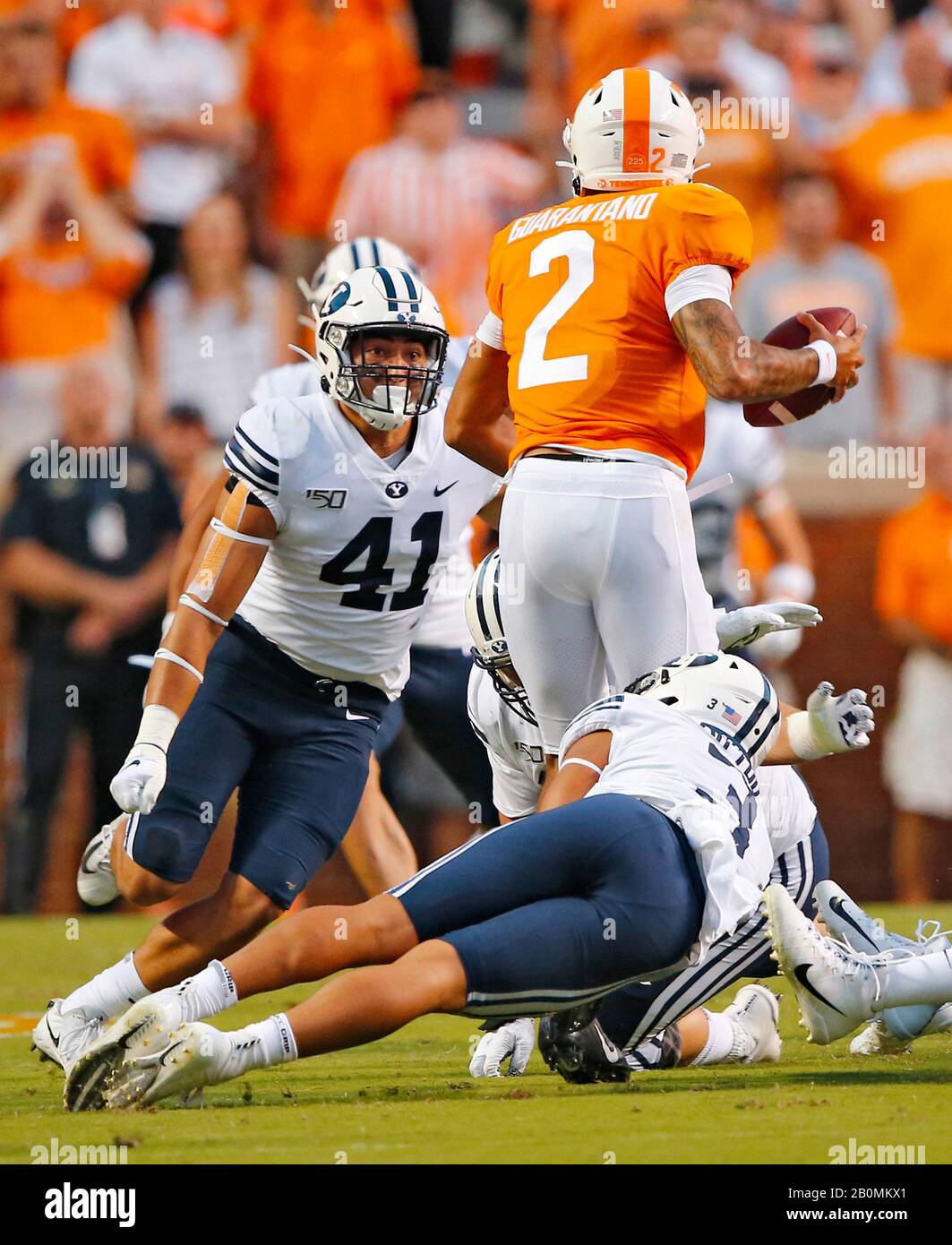 Knoxville, TN - 2019 7. SEPTEMBER: Tennessee Volunteers Quarterback Jarrett Guarantano (2) scrables gegen Brigham Young Cougars Linebacker Keenan Pi Stockfoto