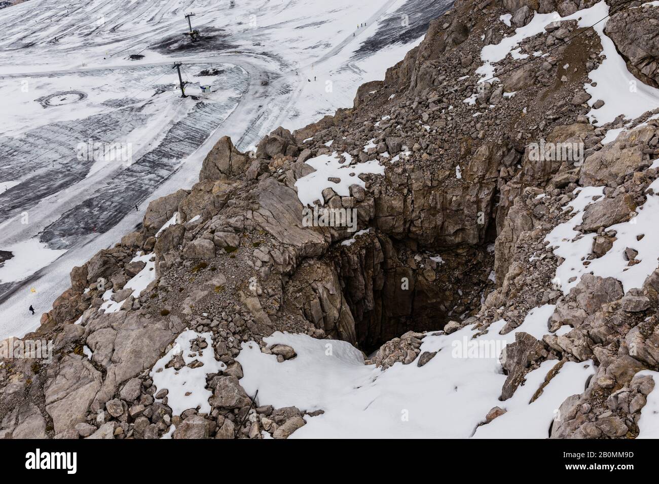 Tausendjährige Gletschereisschmelzen, die den Felsen der Alpen freilegen Stockfoto