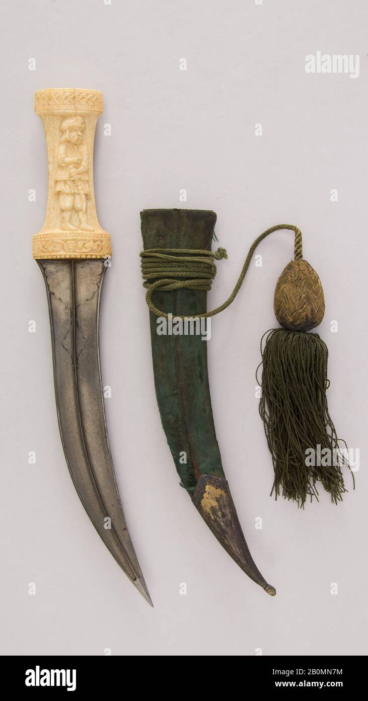 Dolch (Jambiya) mit Ummantelung und Schnur, Persisch, Qajar, 19. Jahrhundert, Persisch, Qajar, Stahl, Elfenbein (Elefant), Holz, samt, Silber, Seide, H. mit Ummantelung 14 1/2 Zoll. (36,8 cm); H. ohne Ummantelung 13 5/8 Zoll (34,6 cm); W. 2 1/16 Zoll (5,2 cm); Wt. 7,1 oz. (201,3 g); Gewicht der Ummantelung: 2,7 oz (76,5 g), Dolche Stockfoto