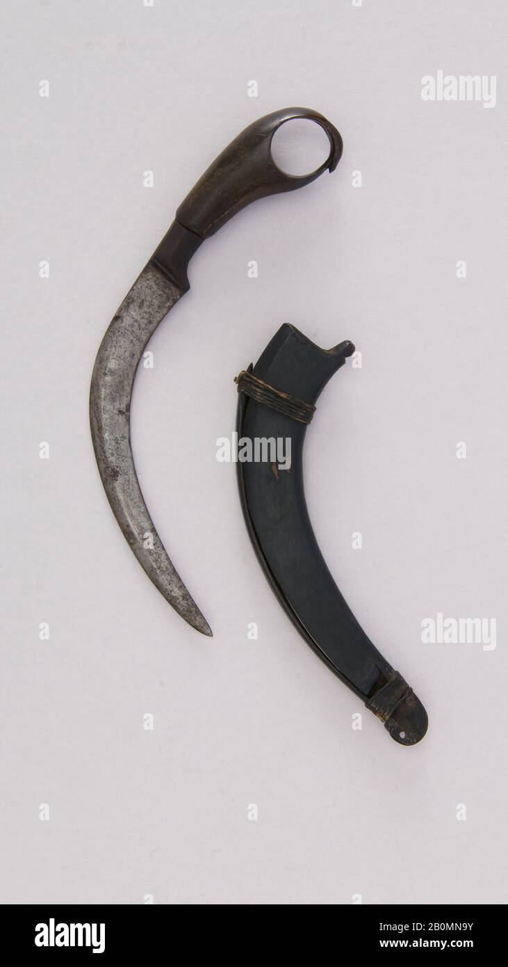 Messer (Korambi) mit Scheide, malayan (möglicherweise Sulawesi), 18. Bis 19. Jahrhundert, malayan (möglicherweise Sulawesi), Knochen, Holz, Stahl, H. mit Mantel 6 1/4 Zoll. (15,9 cm); H. ohne Ummantelung 5 3/4 Zoll (14,6 cm); W. 1 1/4 Zoll (3,2 cm); Wt. 2 oz. (56,7 g); Gewicht der Ummantelung 0,7 oz (19,8 g), Messer Stockfoto