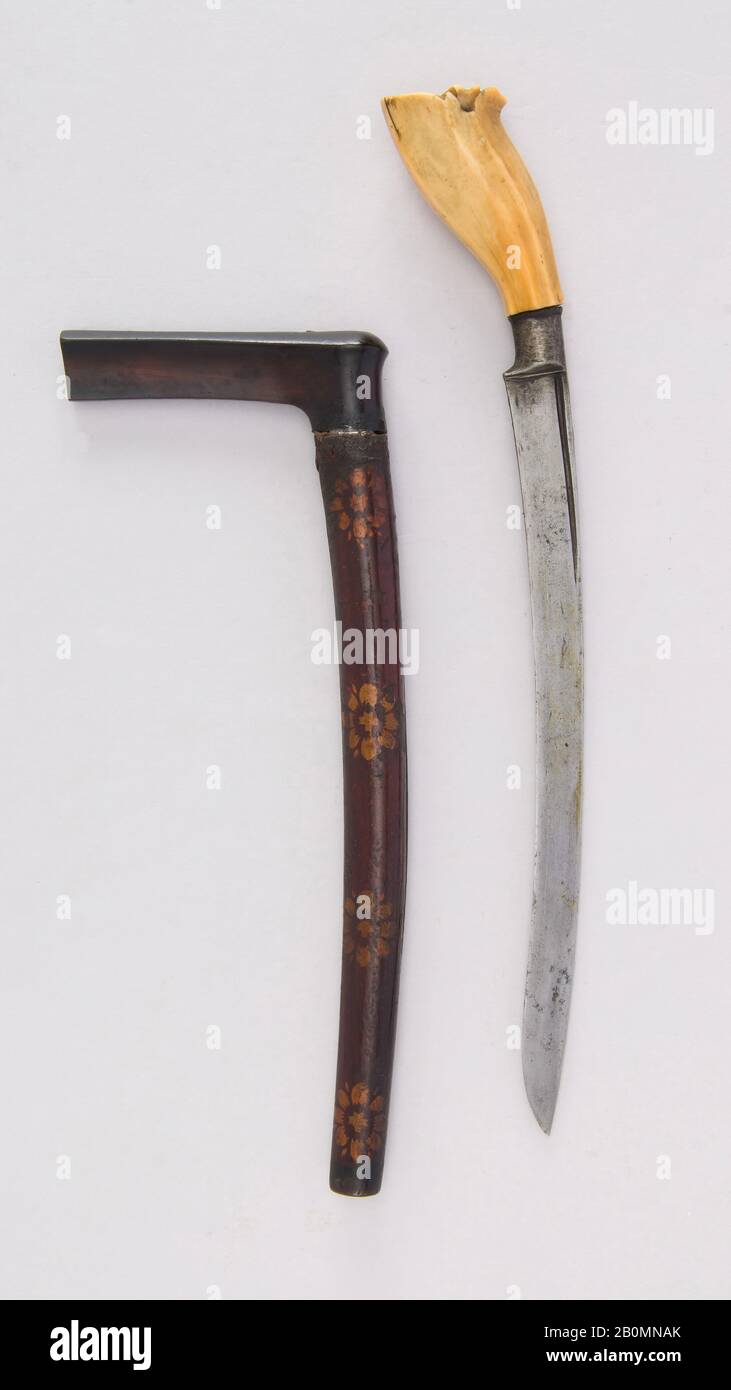 Messer (Bade-bade) mit Scheide, Malaysia, 18.-19. Jahrhundert, Malaysia, Stahl, Holz, Horn, Elfenbein, H. mit Mantel 12 3/8 Zoll (31,4 cm); H. ohne Ummantelung 11 3/16 Zoll (28,4 cm); W. 1 11/16 Zoll (4,3 cm); Wt. 4,1 oz. (116,2 g); Gewicht der Ummantelung 1,3 oz. (36,9 g), Messer Stockfoto