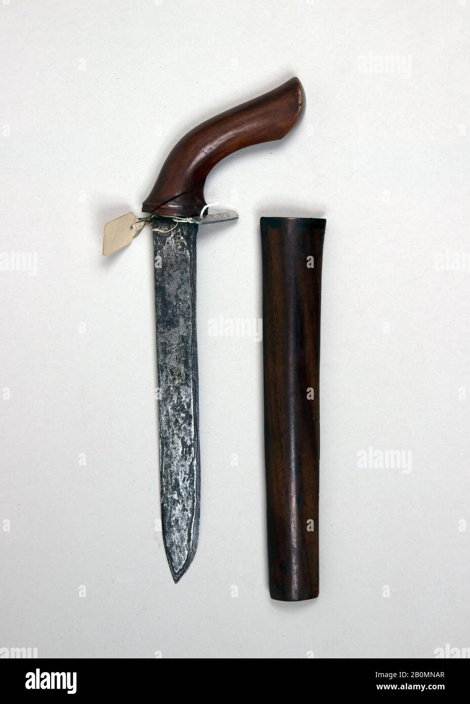 Messer mit Ummantelung, malayan, 18. Bis 19. Jahrhundert, Malaysia, Holz, L. mit Ummantelung 10 9/16 Zoll. (26,8 cm); L. ohne Ummantelung 10 1/4 Zoll (26 cm); L. von Blatt 7 1/2 Zoll (19 cm); W. 3 1/8 Zoll (7,9 cm); Wt. 3,2 oz. (90,7 g); Gewicht der Ummantelung 1,2 oz. (34 g), Messer Stockfoto