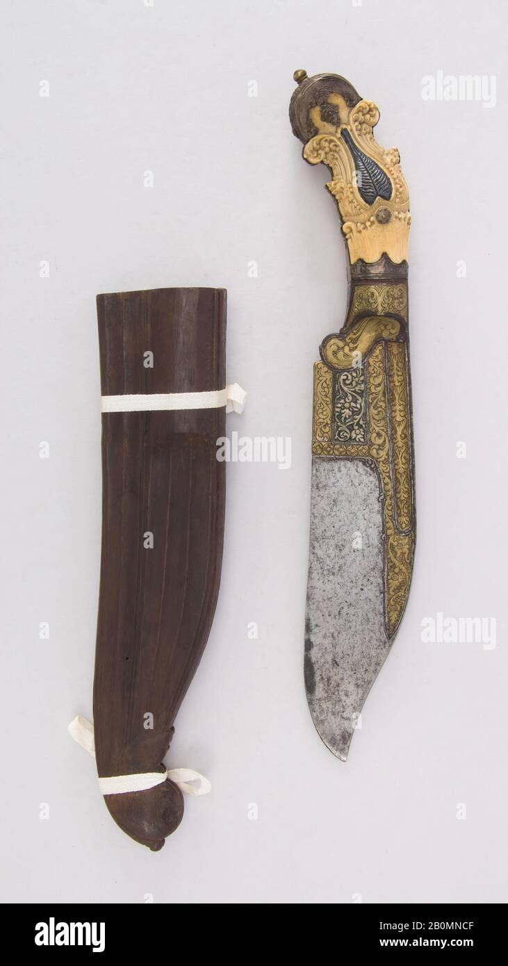 Messer (Piha Kaetta) mit Scheide, Sri Lankan, 18. Bis 19. Jahrhundert, Sri Lankan, Elfenbein, Silber, Messing, H. mit Scheide 14 Zoll. (35,6 cm); H. ohne Ummantelung 12 3/4 Zoll (32,4 cm); W. 2 1/4 Zoll (5,7 cm); Wt. 1 lb. 6,9 oz. (649,2 g); Gewicht der Ummantelung 3,4 oz (96,4 g), Messer Stockfoto