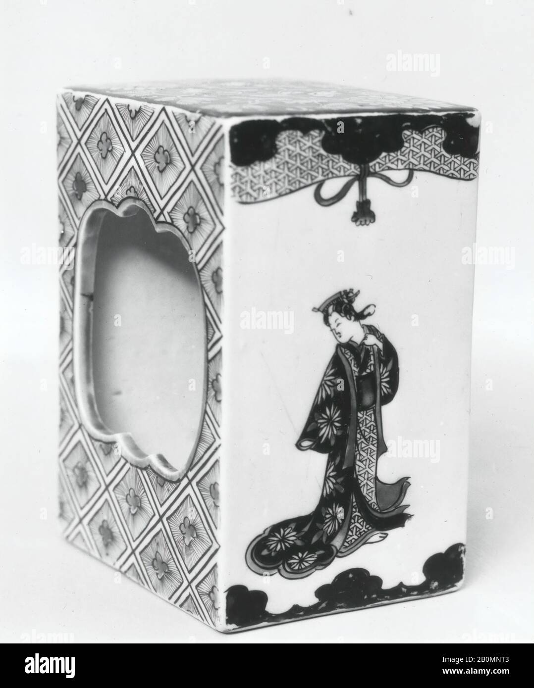 Square Lamp (andon) mit Design einer Idealisierten Frau Hinter einem Vorhang, Japan, Edo-Zeit (1615-1868), Date 1760, Japan, Porzellan mit Emaillierungen dekoriert (Arita Ware, Imari-Typ), H. 5 1/4 Zoll. (13,3 cm); W. 3 Zoll (7,6 cm); L. 3 7/8 Zoll (9,8 cm), Keramik Stockfoto
