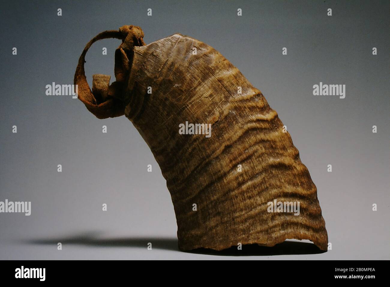 Bell, amerikanische Ureinwohner (Hopi Tribe, Shoshonean Familie), Arizona, Vereinigte Staaten, amerikanische Ureinwohner (Hopi Tribe, Shoshonean Familie), Horn, Rawhid, Stein, Gesamt: 9 x 16,4 cm (3 9/16 x 6 7/16 Zoll), Andere (Rawhid-Schleife): 8,5 cm (3 3/8 Zoll), Iclapper-Stronophapper Stockfoto