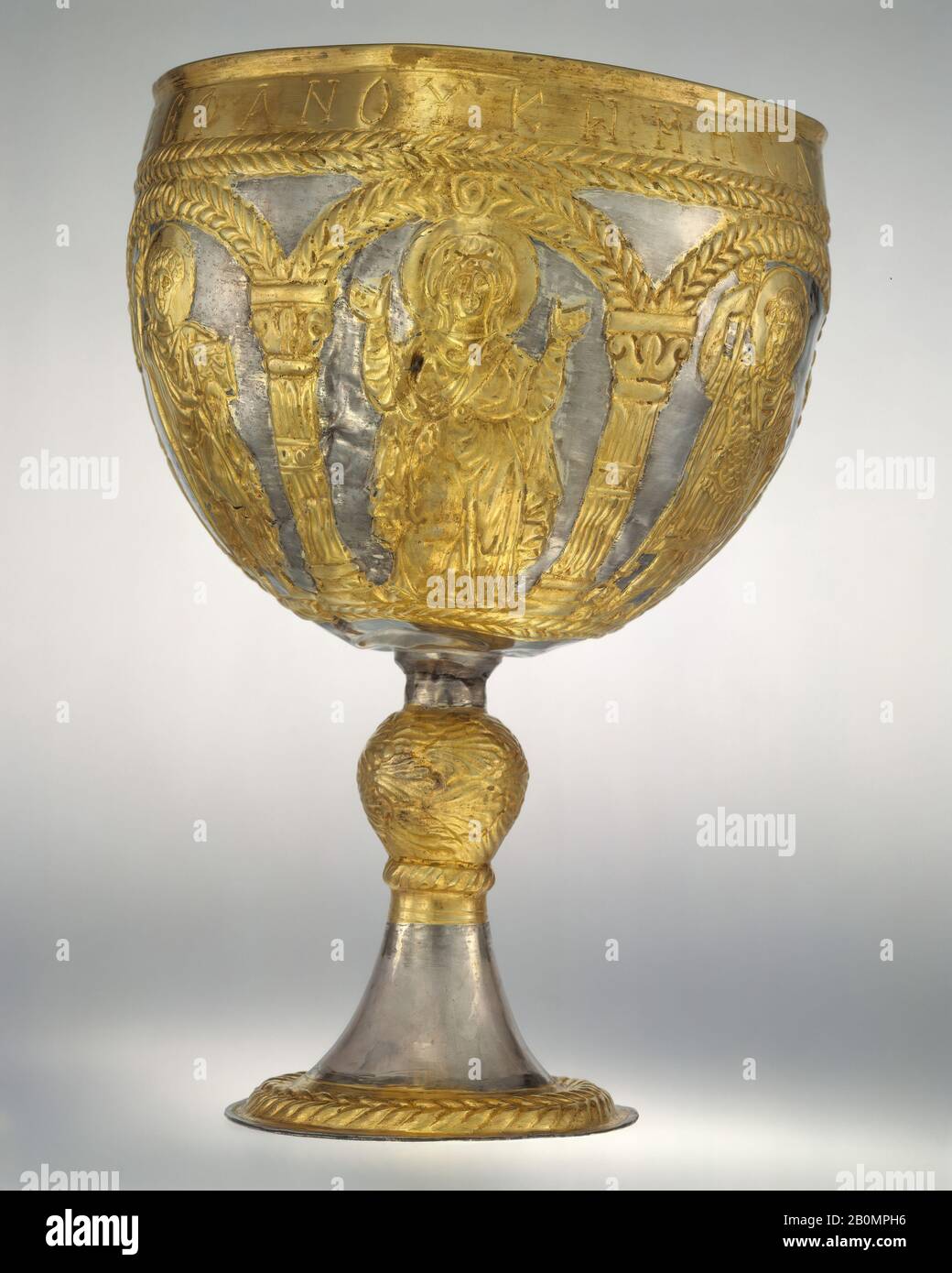 Der Attarouthi-Schatz - Chalice, byzantinisch, 50-650, Hergestellt in Attarouthi, Syrien, aus byzantinischem, Silber und vergoldetem Silber, Insgesamt: 9 11/16 × 6 9/16 in., 16,7 oz. (24,6 × 16,7 cm, 474g), Fußdiam: 3 15/16 Zoll (10 cm), Durchm. Des Knopens: 1 5/8 Zoll (4,1 cm), Fassungsvermögen des Bechers: 2000 ml, Metalwork-Silber Stockfoto