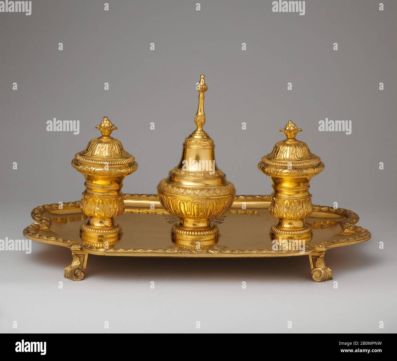 Inkstand, Französisch, CA. 1730, Französisch, Gilt-Bronze, 16 3/4 × 11 Zoll. (42,5 × 27,9 cm), Metalwork-Gilt Bronze Stockfoto