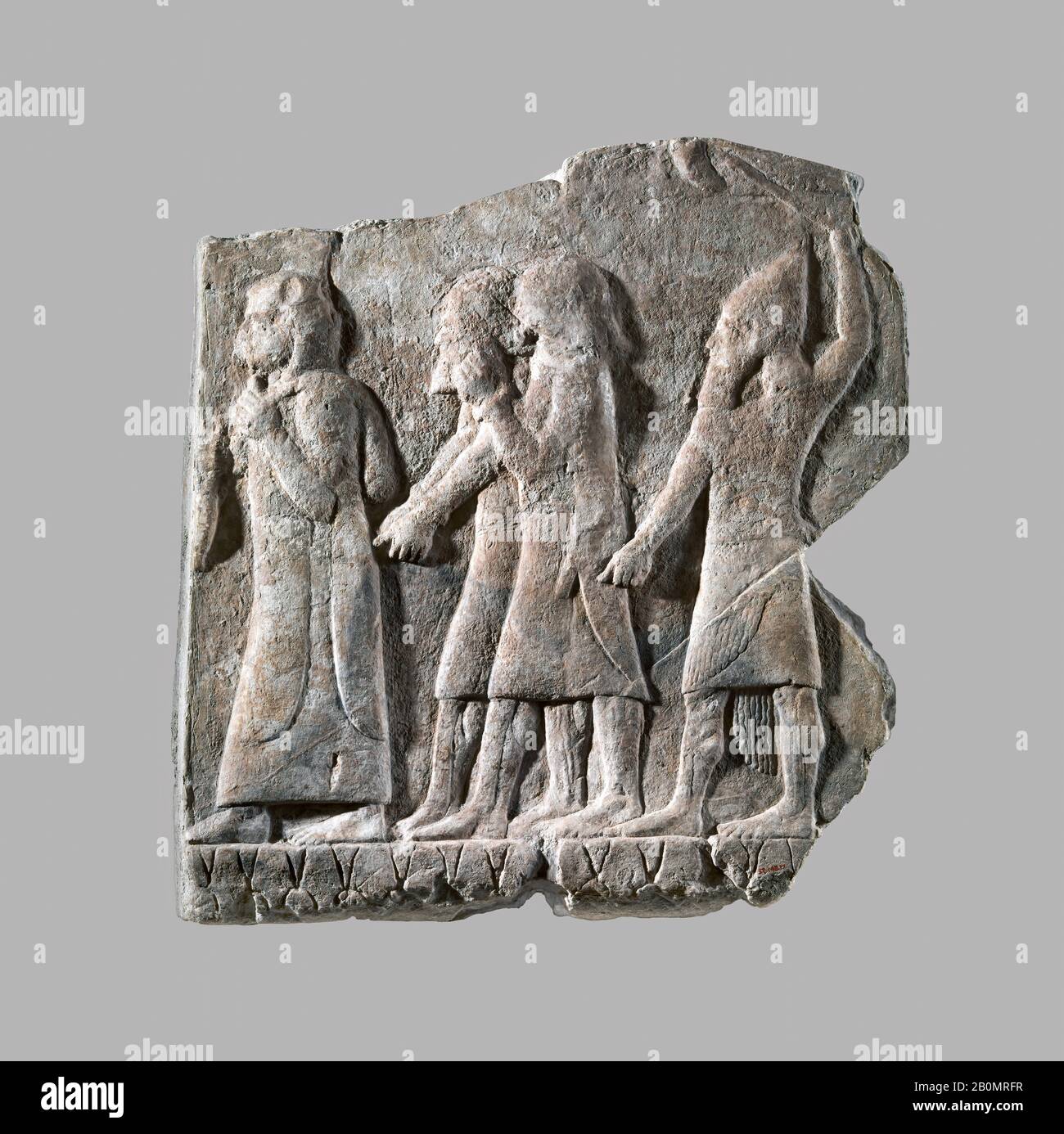 Erleichterung: Prozession der Gefangenen, Assyrisch, Neo-Assyrisch, Date Ca. 704-681 v. Chr., Mesopotamien, Ninive, Assyrer, Gipsalabaster, 16,97 x 15,67 Zoll. (43,1 x 39,8 cm), Stone-Reliefs Stockfoto