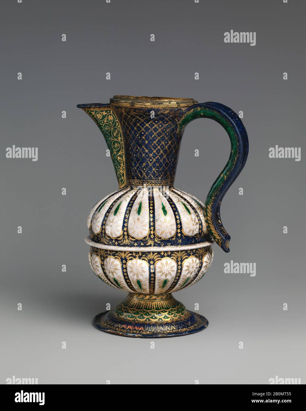 Ewer, Italienisch, Venedig, Ende 15. Bis Anfang 16. Jahrhunderts, Italienisch, Venedig, Lackierter Emaille auf Kupfer, teilweise vergoldet; vergoldetes Messing, Höhe: 8 3/8 Zoll. (21,3 cm), Emaillierungen Stockfoto