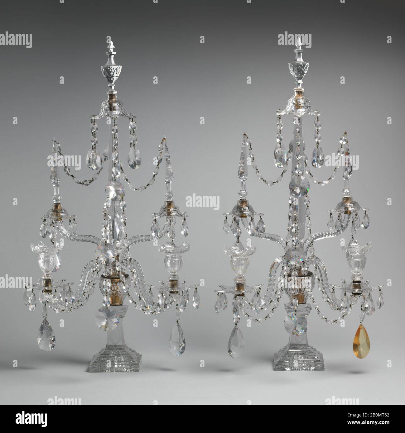 Candelabrum (eines von zwei), britisch oder irisch, ca. 1.875, Britisch oder Irisch, Glas, Höhe: 2.52Zoll (72,4 cm), Glas Stockfoto