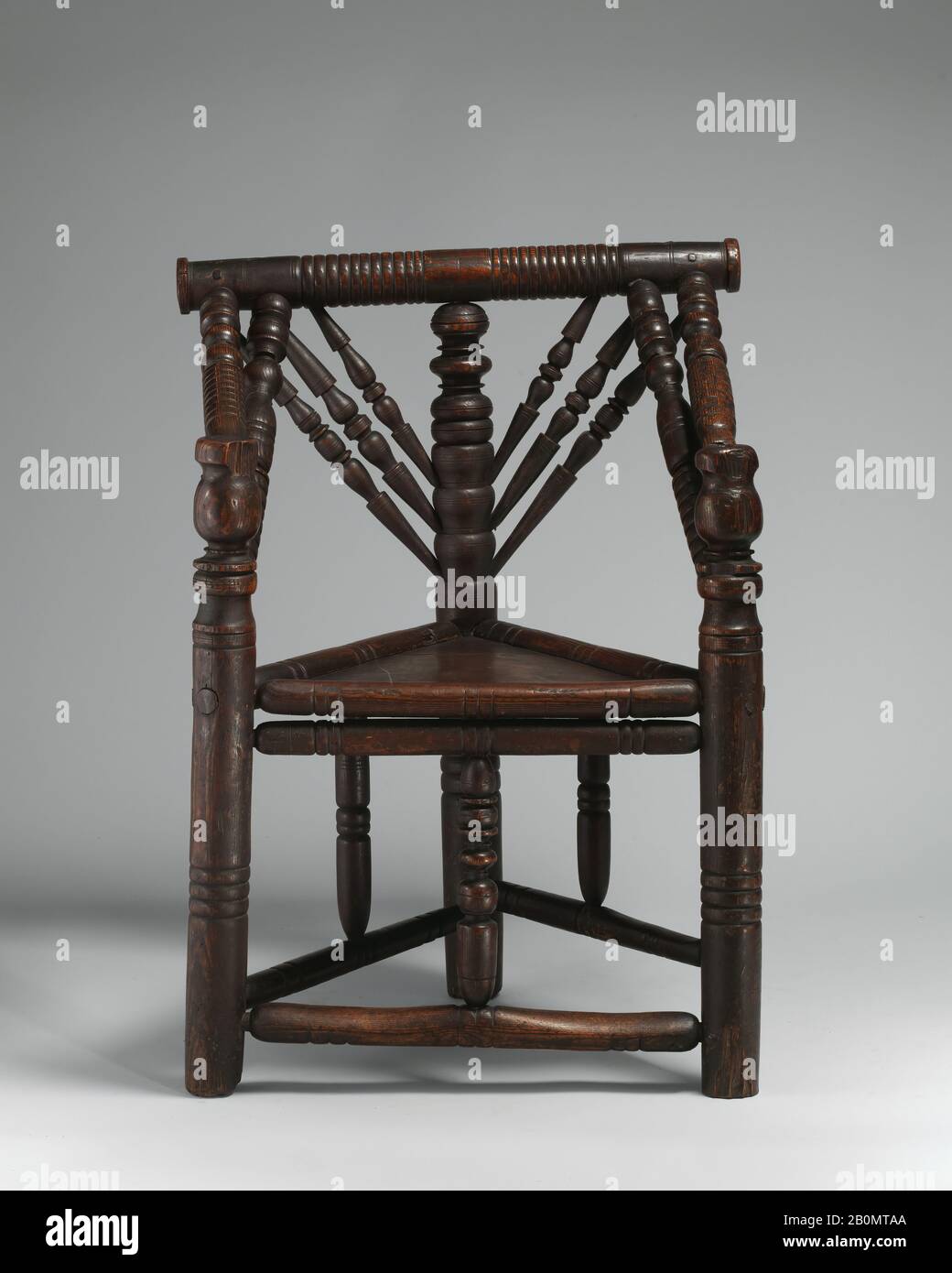 Dreibeiniger Stuhl, Britisch, Ende 16. Bis Anfang 17. Jahrhundert,  Britisch, Ash mit Sitz aus Eiche, Höhe: 32 1/2 Zoll (82,6 cm),  Holz-Furniture Stockfotografie - Alamy