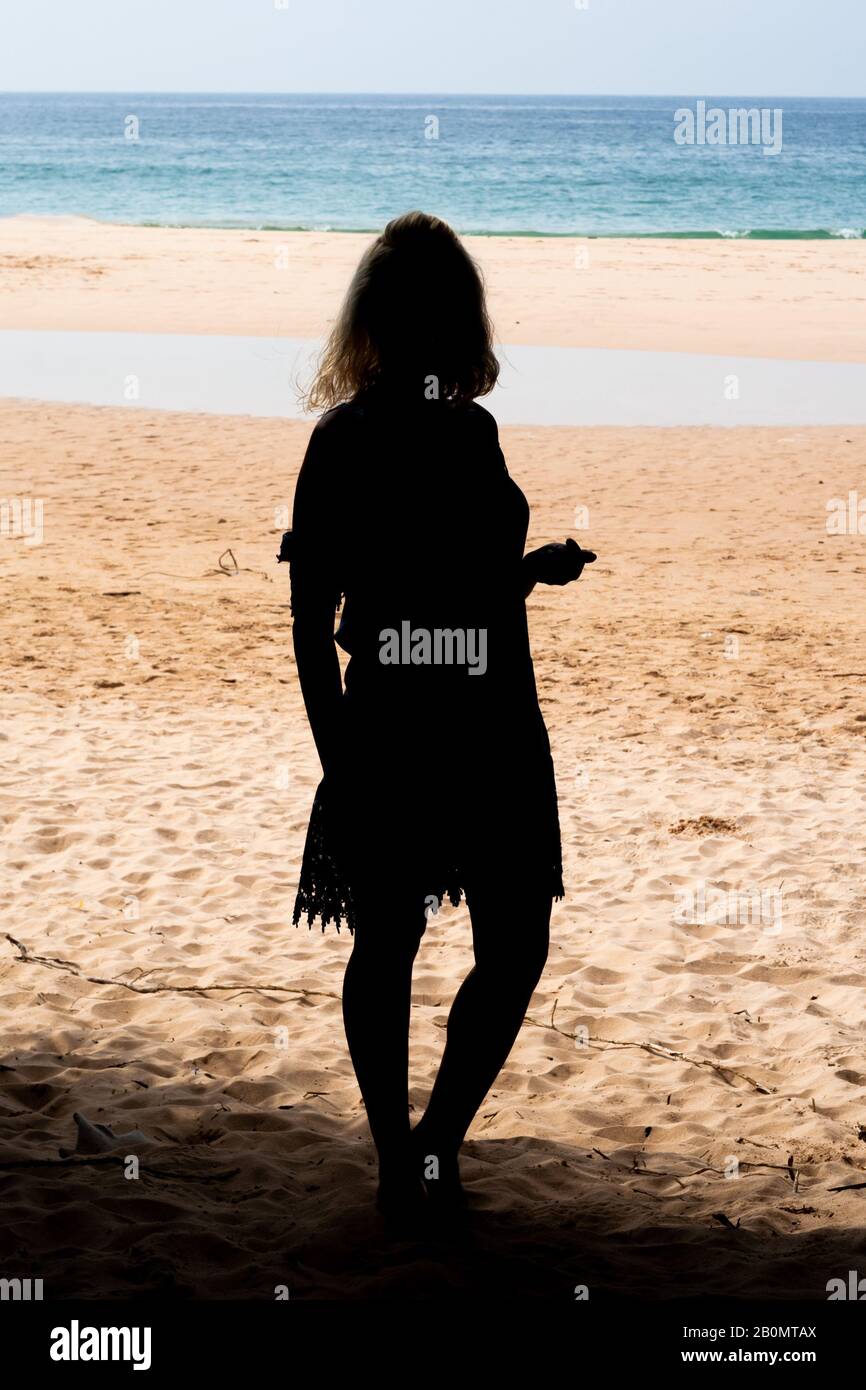 Silhouette einer jungen Frau auf dem Hintergrund des indischen Ozeans Stockfoto