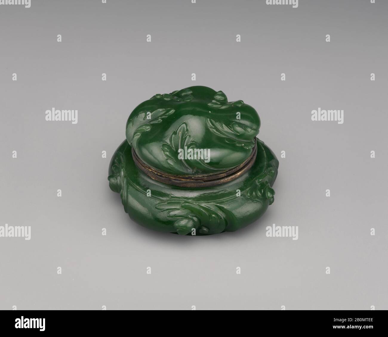 Workshop Berquin-Varangoz, Bonbonniere, Frankreich, Workshop Berquin-Varangoz, 1898, Frankreich, Jade (Nephrite), H. 2 1/4 Zoll. (5,7 cm); W. 1 3/8 Zoll (3,5 cm), Jade Stockfoto