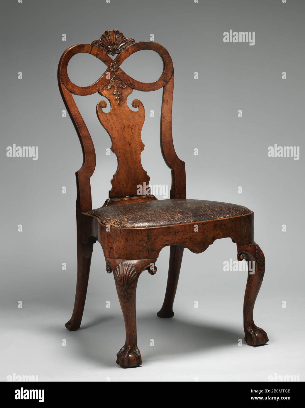 Sidechair (einer von zwei), Britisch, CA. 1730, Britisch, Walnuss, Walnussfurnier, Gesamt: 40 × 20 3/4 × 20 in. (101,6 × 52,7 × 50,8 cm), Holz-Furniture Stockfoto