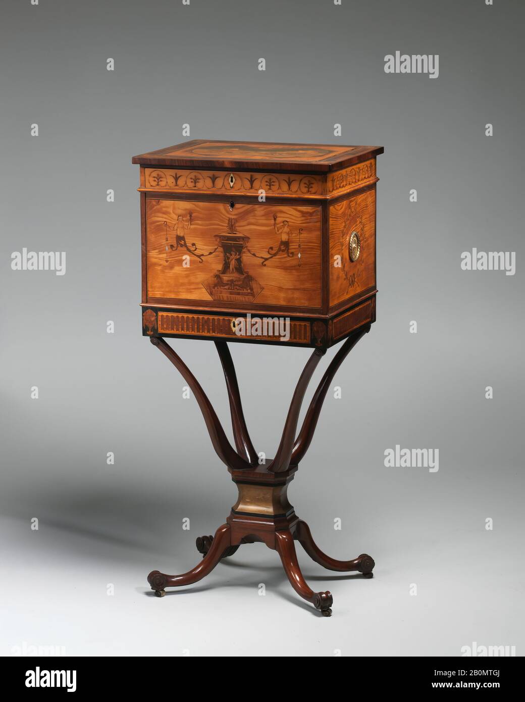 Schreibschrank auf einem Stand, britisch, ca. 885, Britisch, Mahagoni, Satinholz, Ebenholz, verschiedene andere Wälder, Gesamt: 39 × 18 × 14 Zoll. (99,1 × 45,7 × 35,6 cm), Holz-Furniture Stockfoto