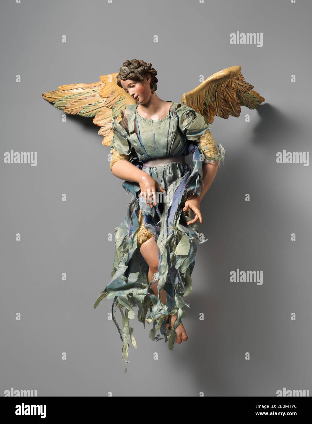 Angel mit blauem Kleid (gezottert) mit abgesetzten Flügeln, Italienisch, zweite Hälfte 18. Bis Mitte 19. Jahrhunderts, Italienisch, Gemischte Medien, Gesamt (.1a): 15 1/4 × 5 1/2 × 5 3/4 Zoll (38,7 × 14 × 14,6 cm); Gesamt (.1b PR-Flügel): 4 × 9 × 1 1/4 Zoll (10,2 × 22,9 × 3,2 cm); Gesamt (.1c PL-Flügel): 4 1/4 × 6 1/2 × 5 Zoll (10,8 × 16,5 × 12,7 cm), Crèche Stockfoto