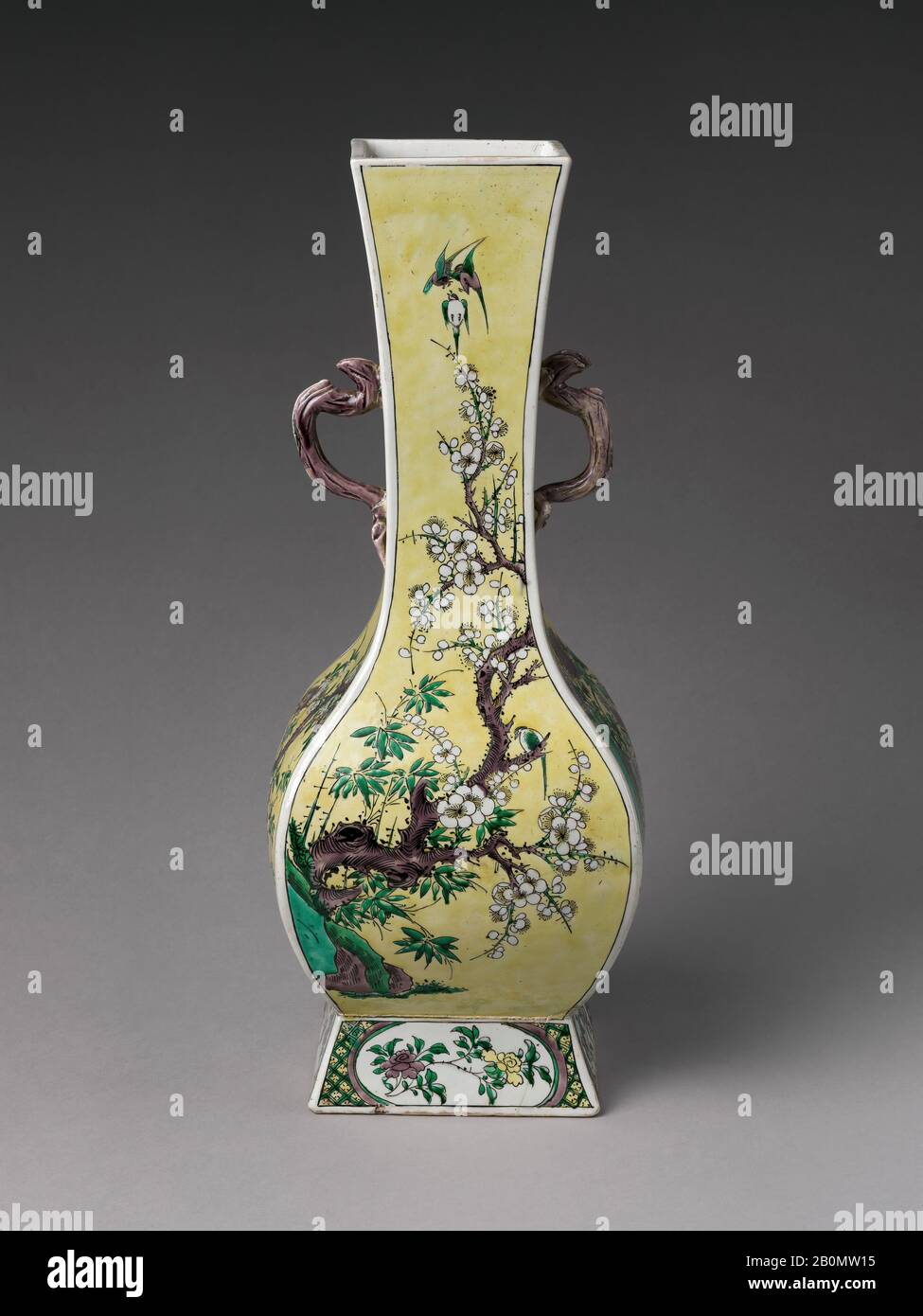 Vase in Form Archaischer Bronze, China, Qing-Dynastie (1644-1911), Kangxi-Zeit (1662-1722), Datum Ende des 18.-19. Jahrhunderts, China, Porzellan mit farbigen Emaillierungen über durchsichtiger Glasur (Jingdezhen Ware), H. 21 1/8 Zoll. (53,7 cm), Keramik Stockfoto