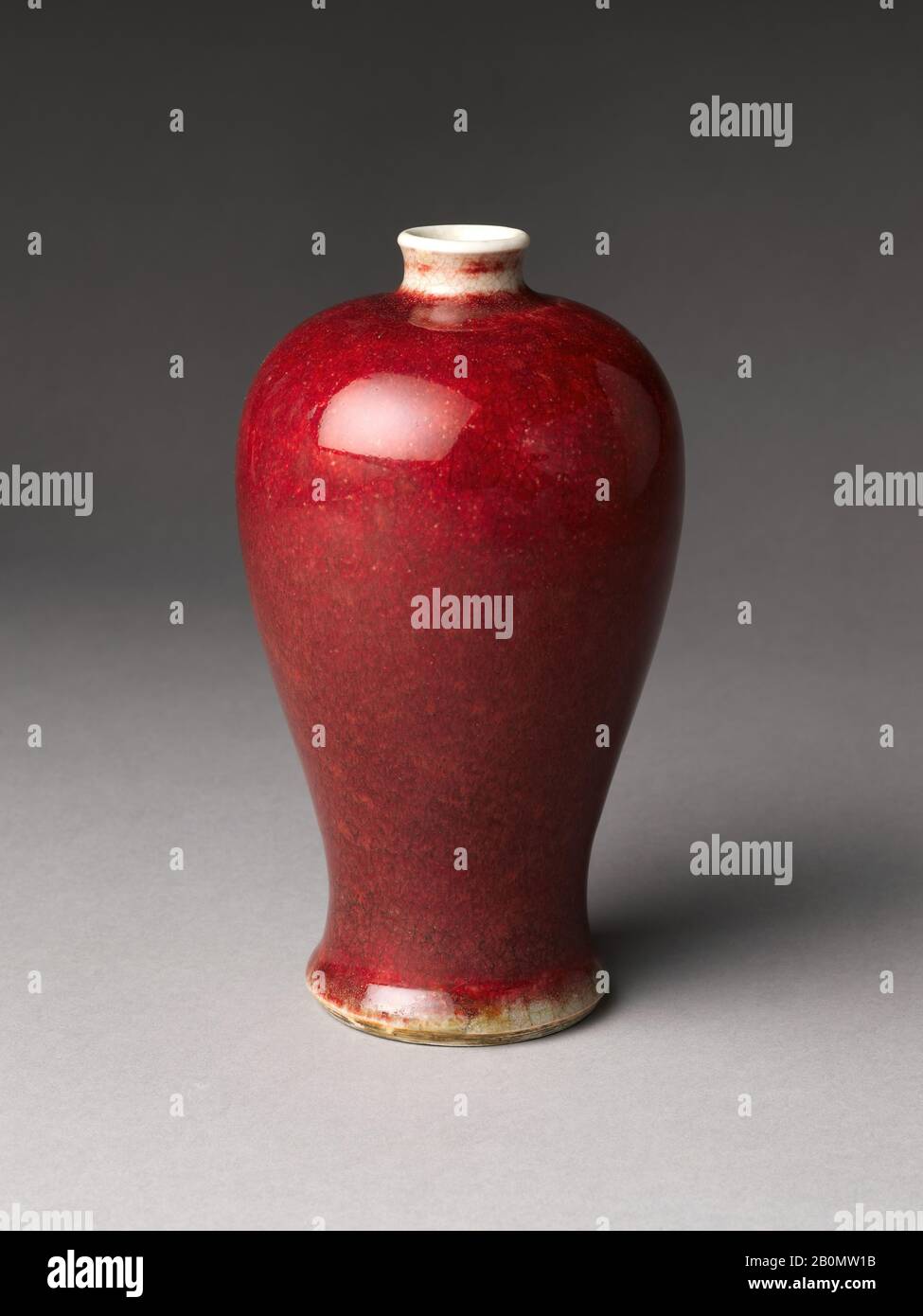 Vase in Meiping Shape, China, Qing-Dynastie (1644-1911), Kangxi-Zeit (1662-1722), Datum Ende des 17.-frühen 18. Jahrhunderts, China, Porzellan mit Ochsenblut (Jingdezhen Ware), H. 7 Zoll. (17,8 cm), Keramik Stockfoto