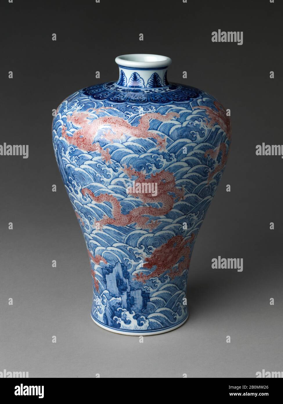 Vase, China, frühe Qing-Dynastie (1644-1911), Qianlong (1736-95), Kultur: China, Porzellan in unterglasuriertem Blau und Rot gemalt, H. 14 Zoll. (35,6 cm), Keramik Stockfoto