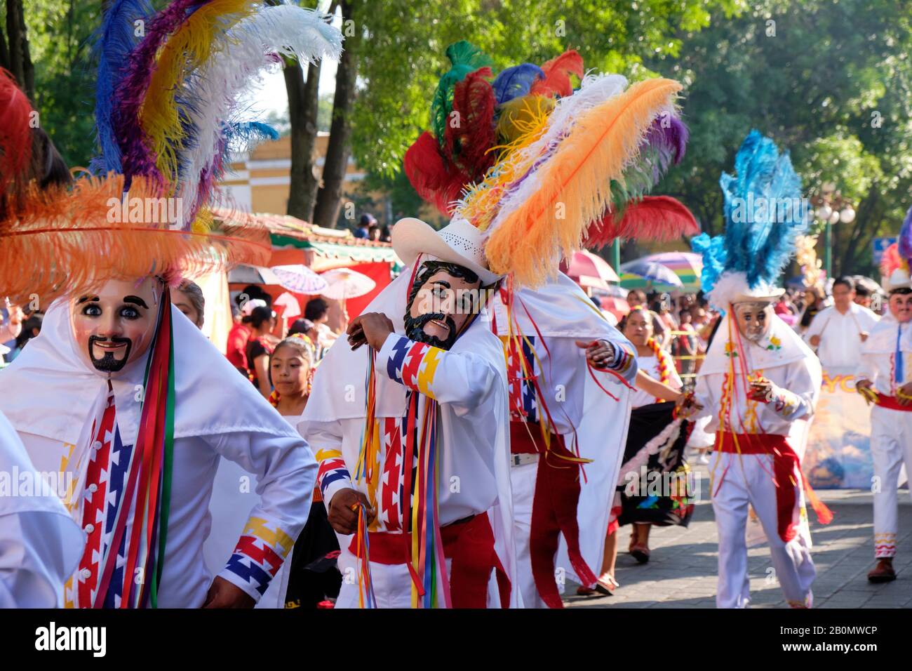 Tlaxcala de Xicohténcatl, Mexiko, 20. Februar 2020. Die Eröffnungsfeier des Karnevals 2020 in der Straße der Landeshauptstadt. Unter dem Thema "Rettung und Erhaltung Unserer Gewohnheiten und Traditionen" werden verschiedene Teilnehmergruppen, genannt Litters (Camada) mit traditionellen Kostümen aus dem ganzen Staat, in der Parade dargestellt. Credit: Meanderingemu/Alamy Live News Stockfoto