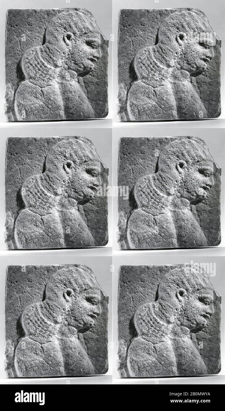 Erleichterung: Kopf und Schultern eines bärenlosen Mannes, möglicherweise eines Eunuchen, Assyrer, Neo-Assyrer, Date Ca. 721-705 v. Chr., Mesopotamien, wahrscheinlich aus Khorsabad (Dur-Sharrukin), Assyrisch, Gipsalabaster, 10 1/8 × 9 1/4 Zoll. (25,7 × 23,5 cm), Stone-Reliefs Stockfoto