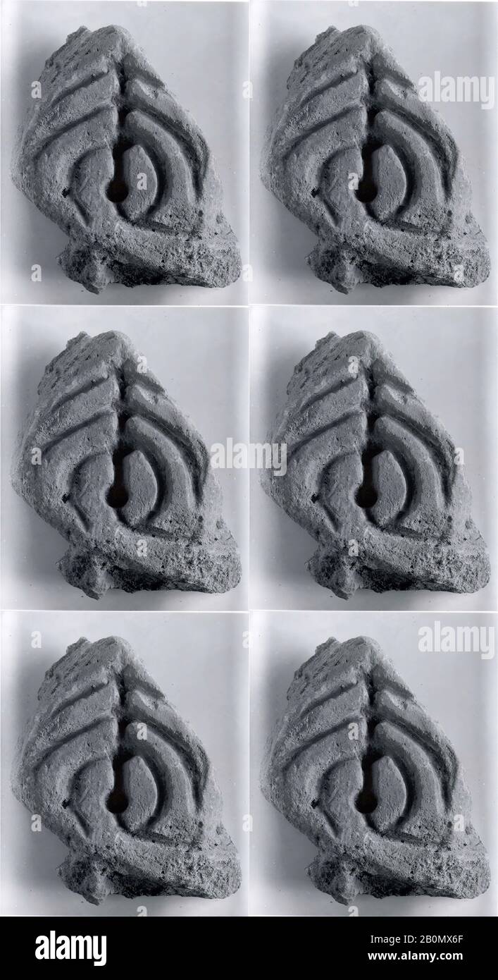 Relieffragment, Sasanisch oder Islamisch, Sasanisch-frühislamisch, Date Ca. Chr., Mesopotamien, Ctesiphon, Sasanian oder Islamic, Stuck, 5 x 3,75 Zoll (12,7 x 9,53 cm), Stucco-Reliefs Stockfoto