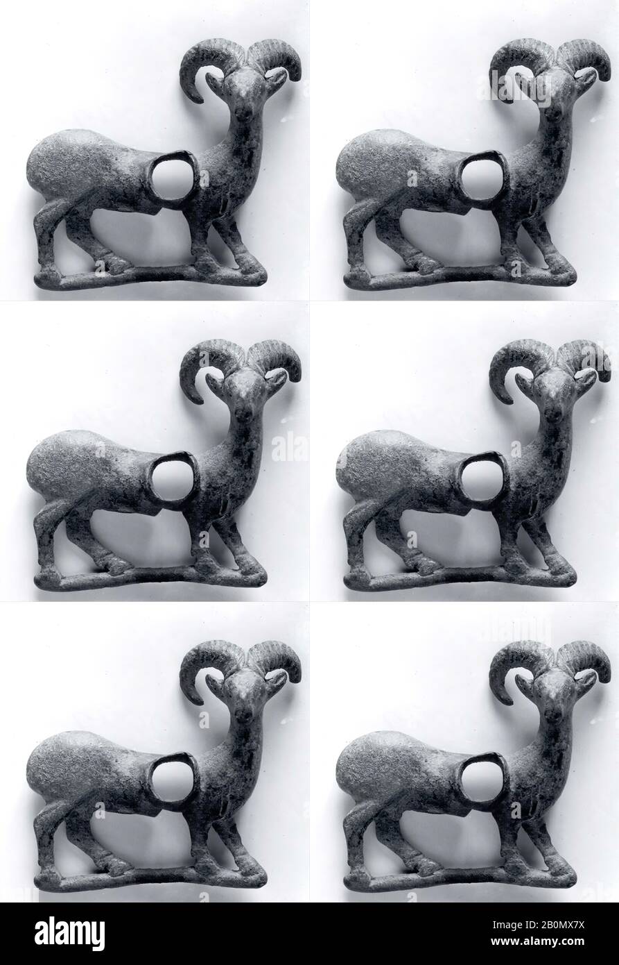 Pferdestückchen in Form eines Mouflons, Iran, Eisenzeit III, Date Ca. Jahrhundert v. Chr., Iran, wahrscheinlich aus Luristan, Iran, Bronze, 2,99 x 2,76 Zoll. (7,59 x 7,01 cm), Metalwork-Equestrian Stockfoto