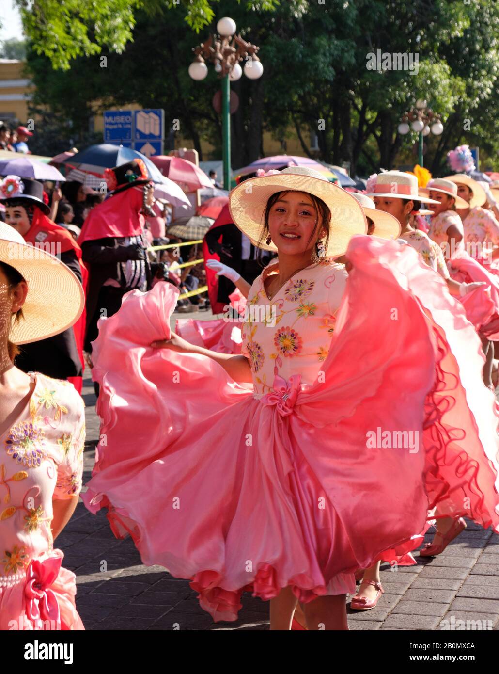 Tlaxcala de Xicohténcatl, Mexiko, 20. Februar 2020. Die Eröffnungsfeier des Karnevals 2020 in der Straße der Landeshauptstadt. Unter dem Thema "Rettung und Erhaltung Unserer Gewohnheiten und Traditionen" werden verschiedene Teilnehmergruppen, genannt Litters (Camada) mit traditionellen Kostümen aus dem ganzen Staat, in der Parade dargestellt. Credit: Meanderingemu/Alamy Live News Stockfoto