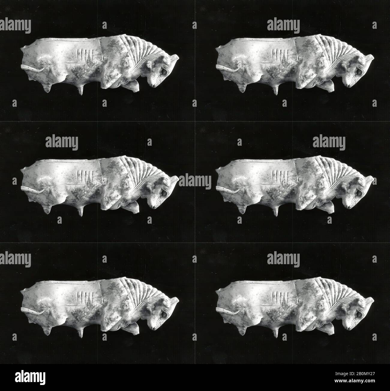 Möbelplakette mit Stier, Assyrisch, Neo-Assyrisch, Date Ca. Jahrhundert v. Chr., Mesopotamien, Nimrud (Altes Kalhu), Assyrisch, Elfenbein, 1,54 x 4,13 Zoll. (3,91 x 10,49 cm), Ivory/Bone-Reliefs-Beschriftet Stockfoto
