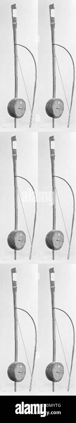 Eusunai, Bornean, Ende des 19. Jahrhunderts, Borneo, Bornean, Kokosnussschale, Holz, Rattan, L. 72,4 cm, Diam. 11.44-1/2 Zoll, Bow 18-3/4 Zoll (L.C. sagt: "L. 2 Fuß 3 Zoll, D. 4-1/8 Zoll, Bow 1 Fuß 6-3/4 Zoll'), Chordophon Stockfoto