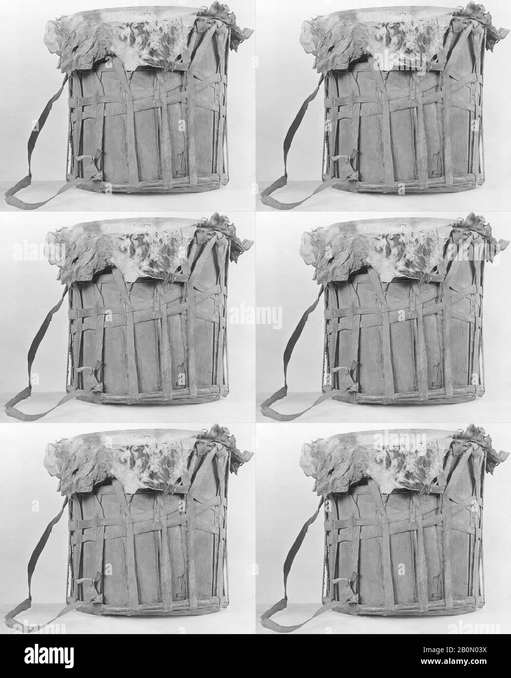 Mpongwe People, Drum, Mpongwe People, Mpongwe People (Gabon), 19. Jahrhundert, Gabon, Mpongwe People, Wood, Hide., Gesamt: 32,2 x 38,5 cm (12-11/16 x 15 3/16 Zoll), Membranophone-doppelköpfige, zylindrische Trommel Stockfoto