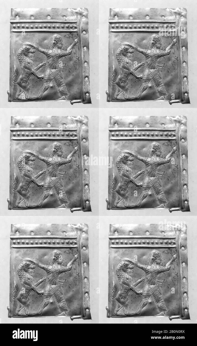 Tafelfragment mit Löwenjagd, Iran, Neo-Assyrisch, Date Ca. Jahrhundert v. Chr., Iran, angeblich aus Ziwiye, Iran, Gold, 2,28 x 1,93 Zoll. (5,79 x 4,9 cm), Metalwork-Reliefs Stockfoto